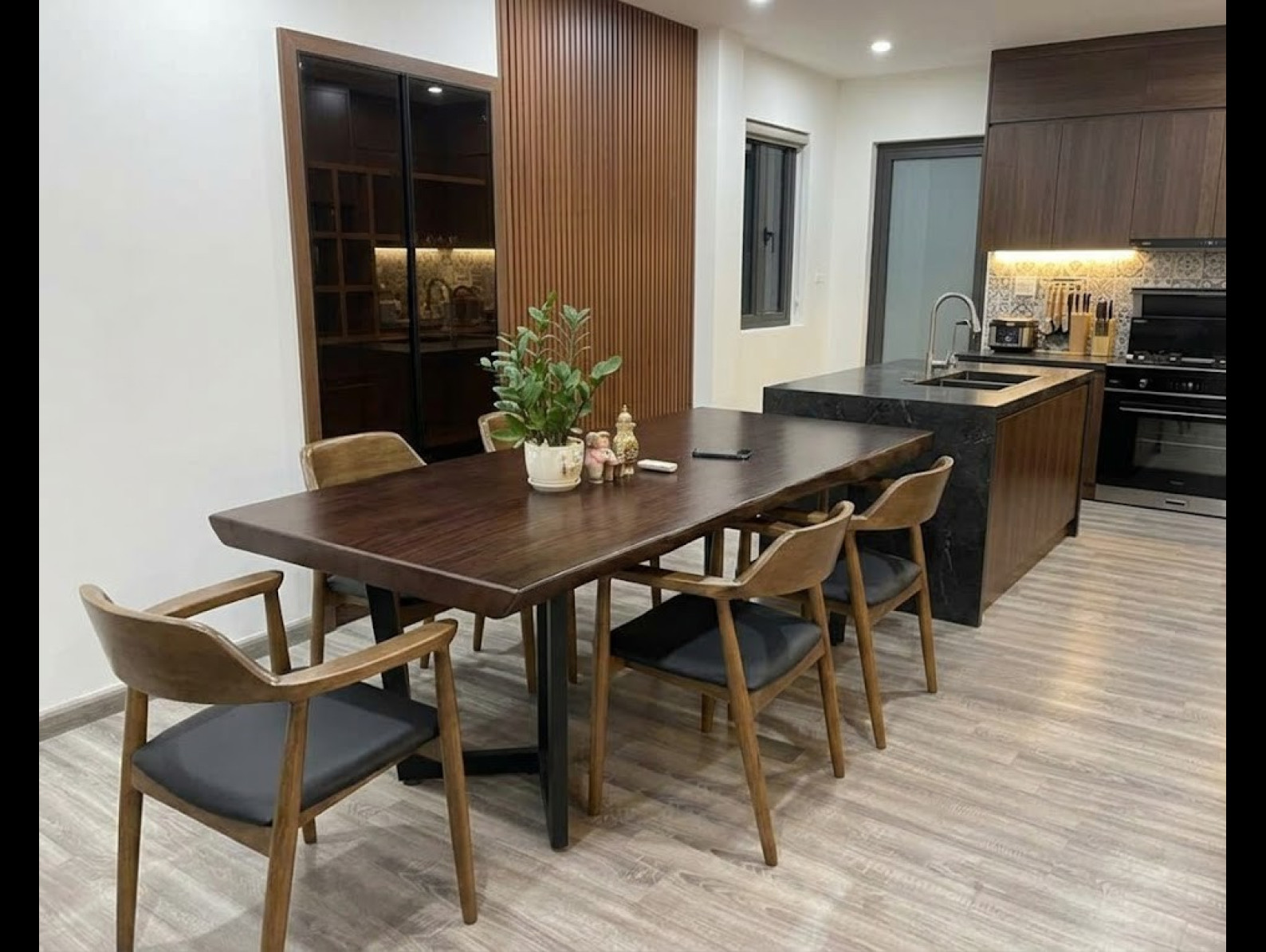 Bộ Bàn Ăn Gỗ Nguyên Tấm Bo Viền Chân Sắt Kèm Ghế Da Cao Cấp